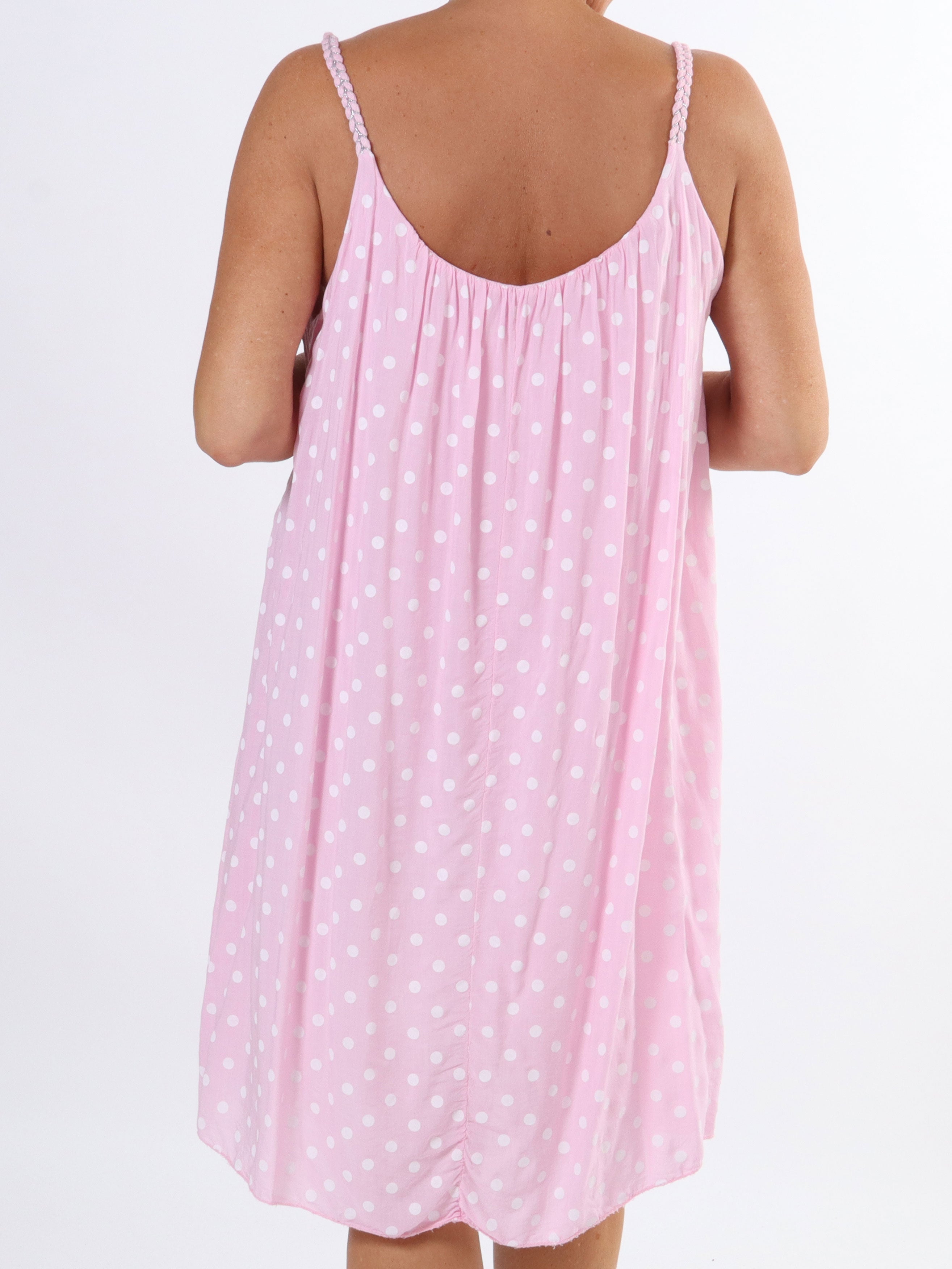 Annie Dot - Prikket plus size kjole i viskose med flettet stropper